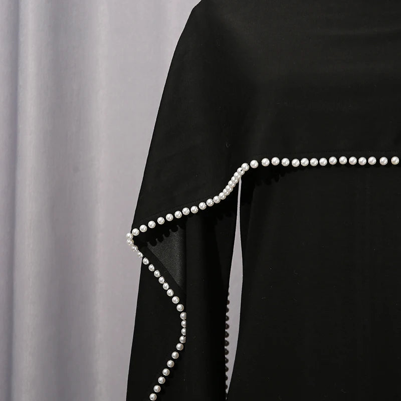 Henny Abaya mit Perlen