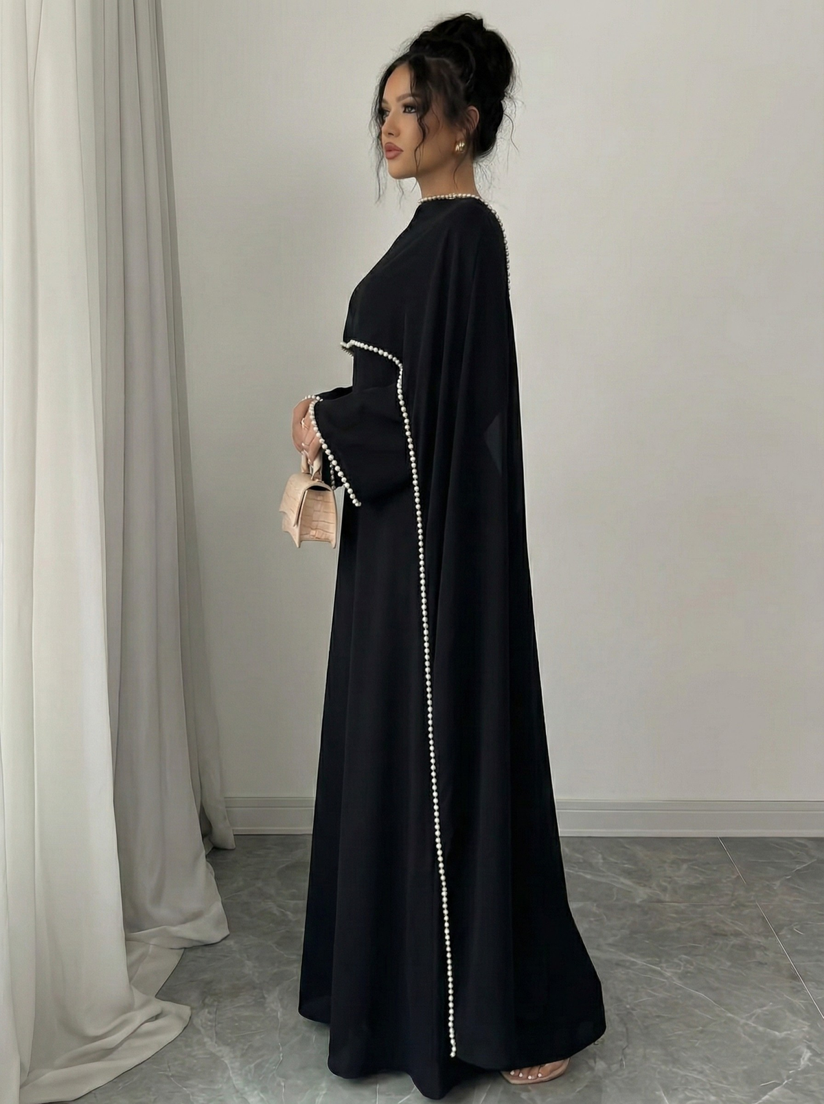 Henny Abaya mit Perlen