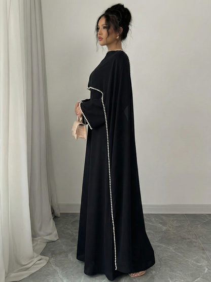 Henny Abaya mit Perlen