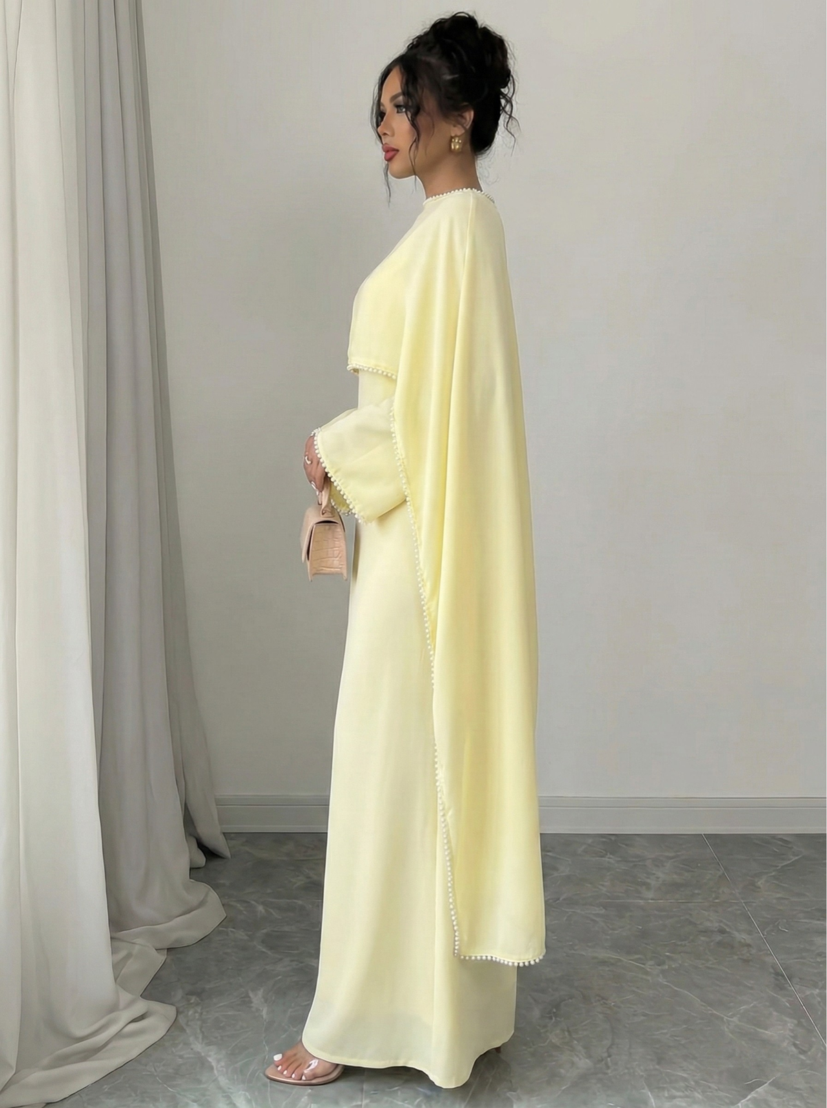 Henny Abaya mit Perlen