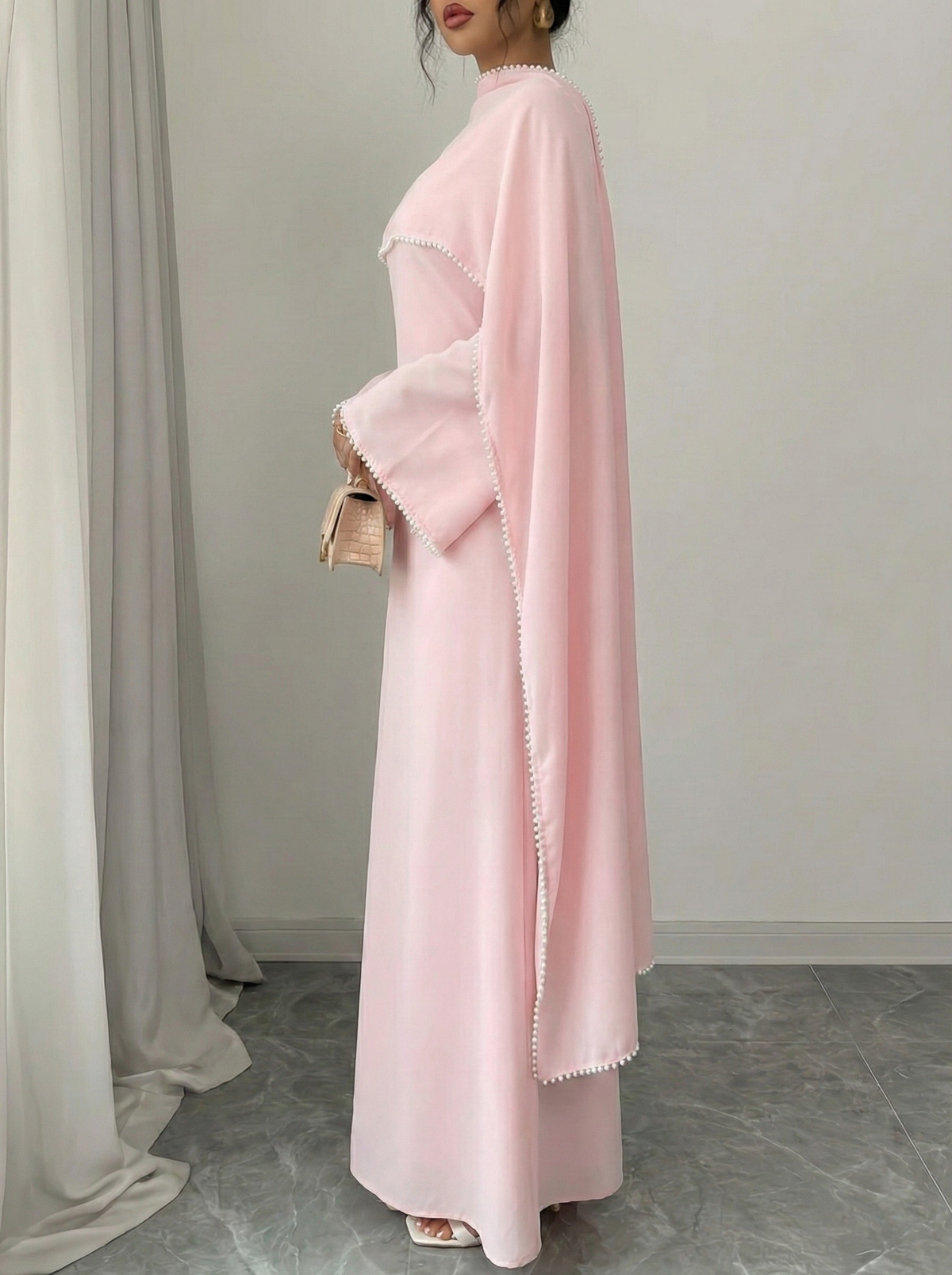 Henny Abaya mit Perlen