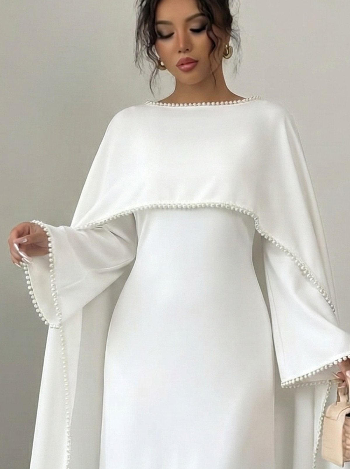 Henny Abaya mit Perlen