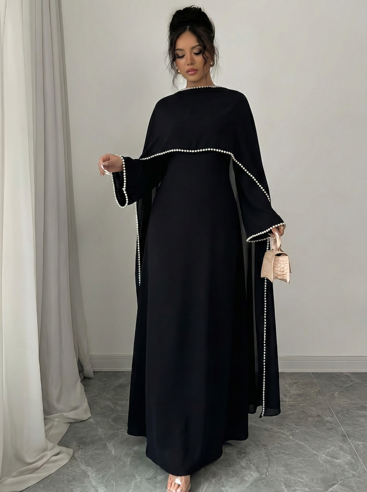 Henny Abaya mit Perlen