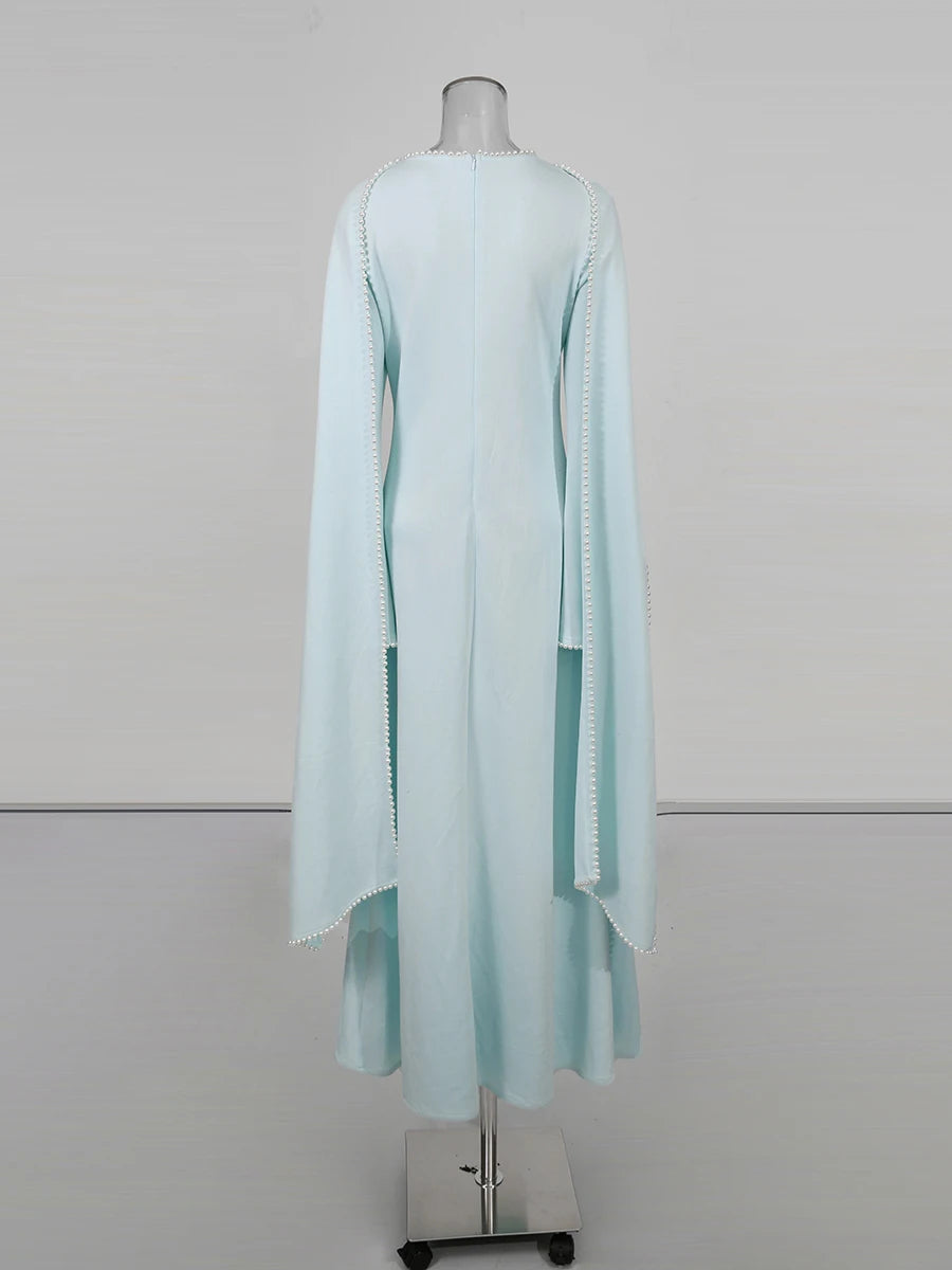 Henny Abaya mit Perlen