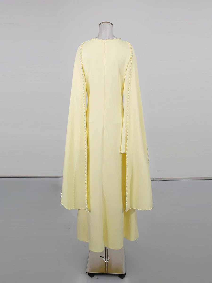 Henny Abaya mit Perlen