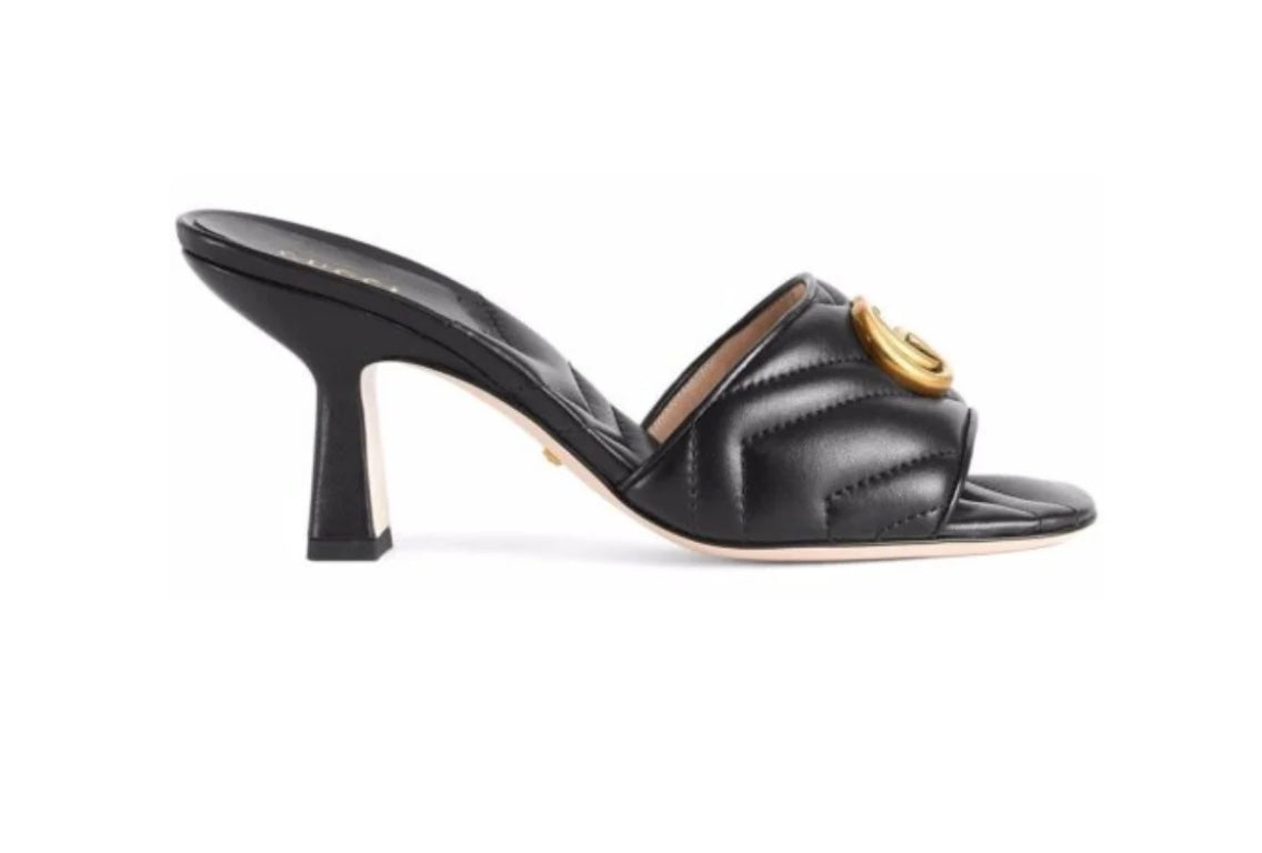 Pumps mit Kettenschnalle