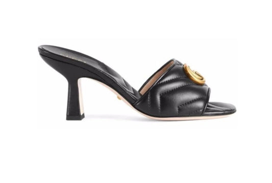 Pumps mit Kettenschnalle