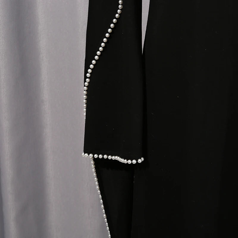 Henny Abaya mit Perlen