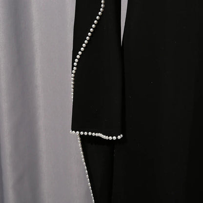 Henny Abaya mit Perlen