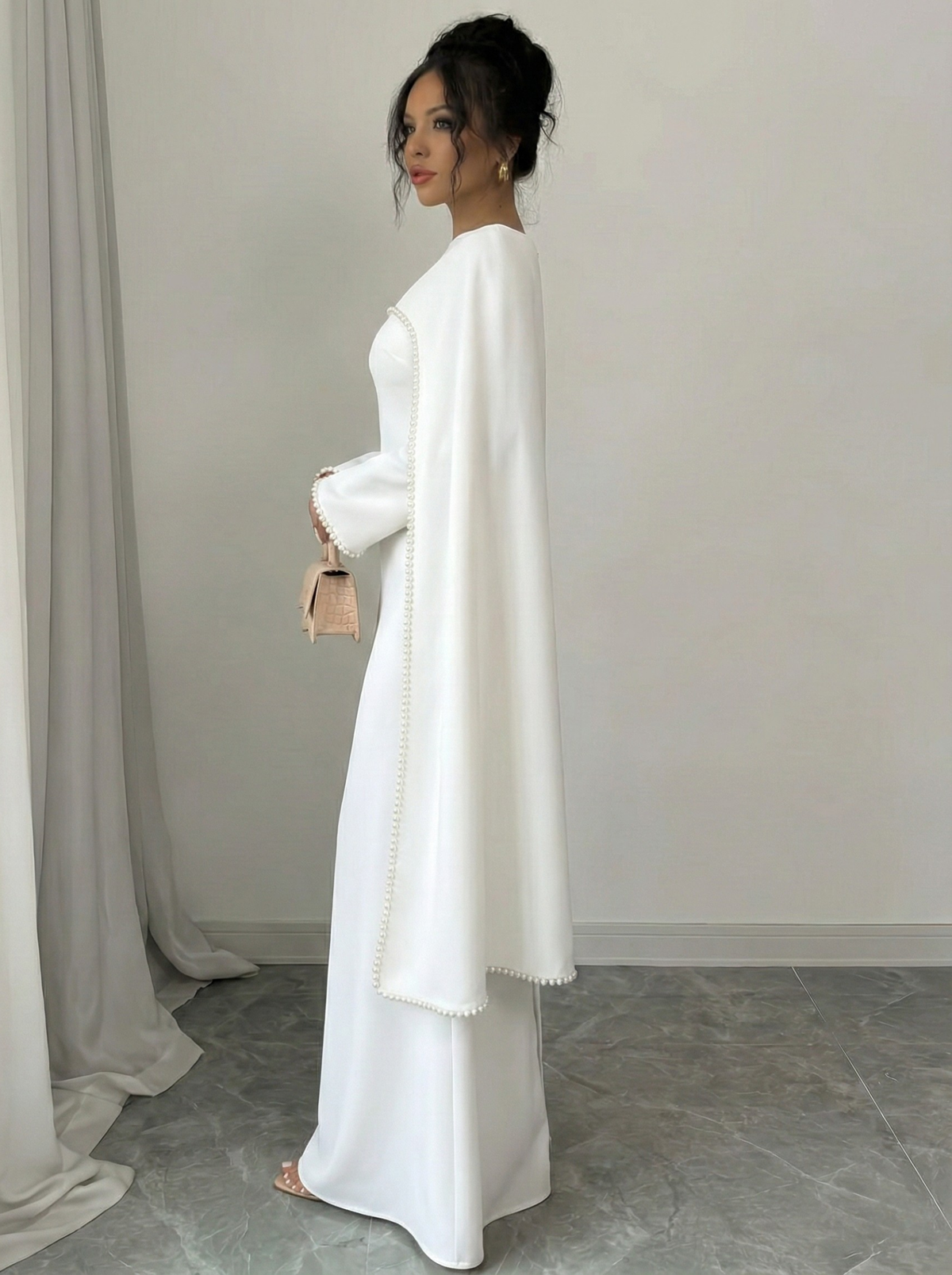 Henny Abaya mit Perlen