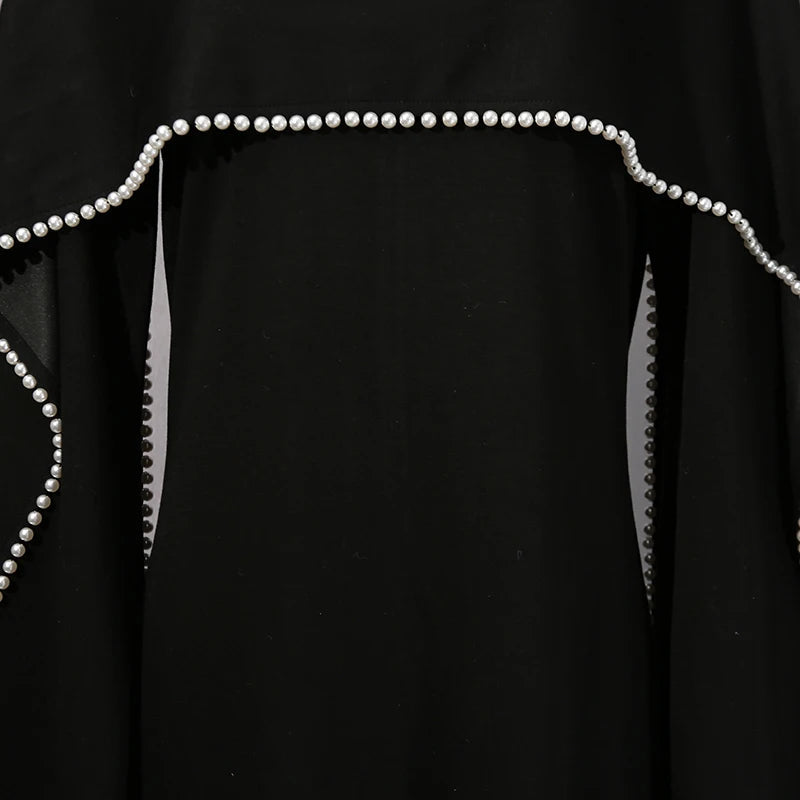 Henny Abaya mit Perlen